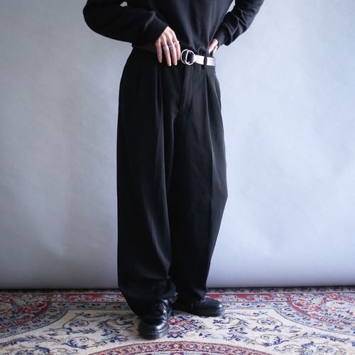 2-tuck tapered silhouette black wide slacks