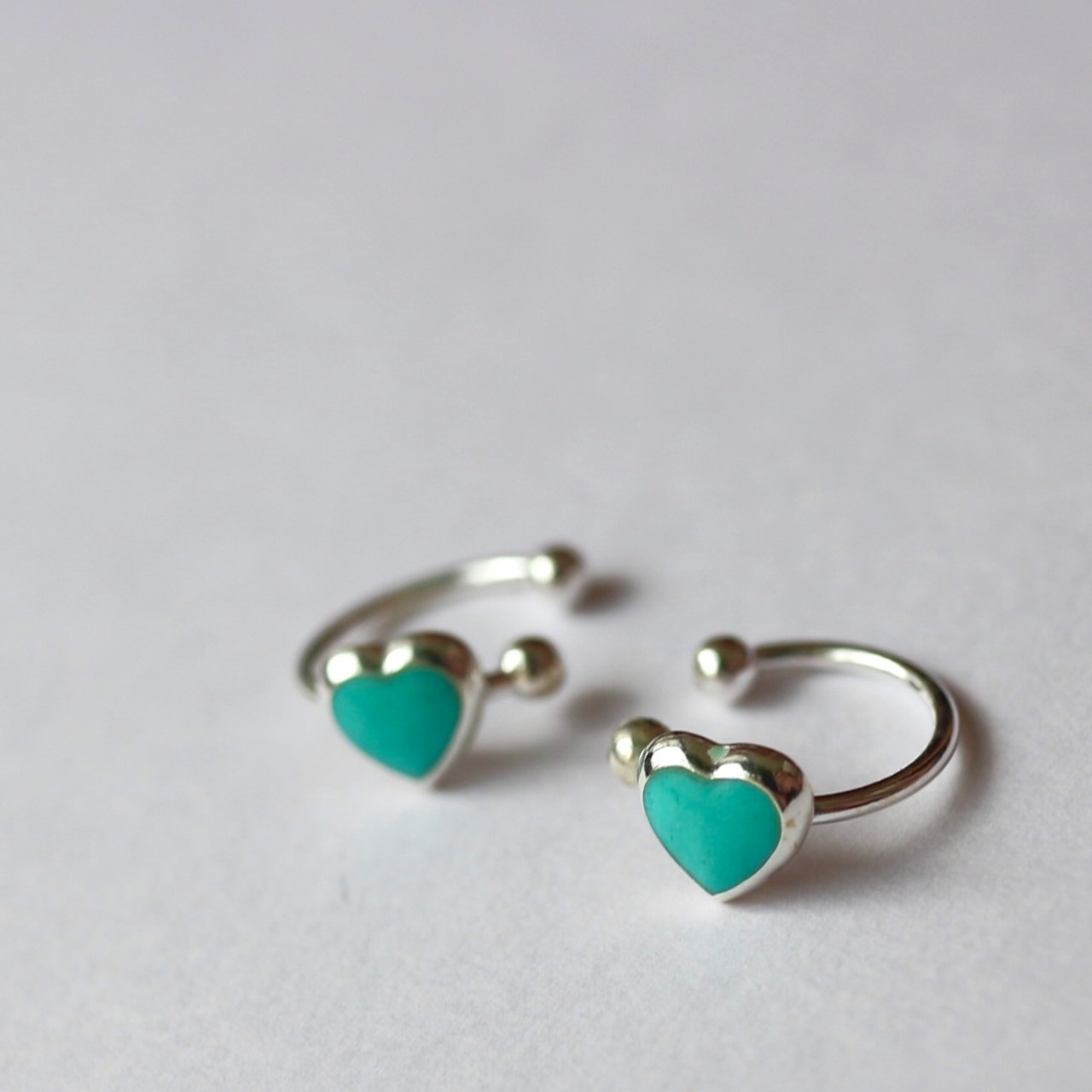 ターコイズブルー　ワンポイントハートイヤーカフ