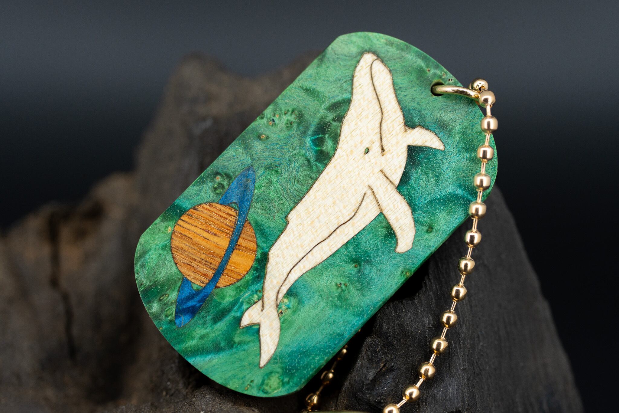 【カナダの象徴】ハードメープル瘤 スタビライズウッド ドッグタグ 象嵌 勇魚と惑星