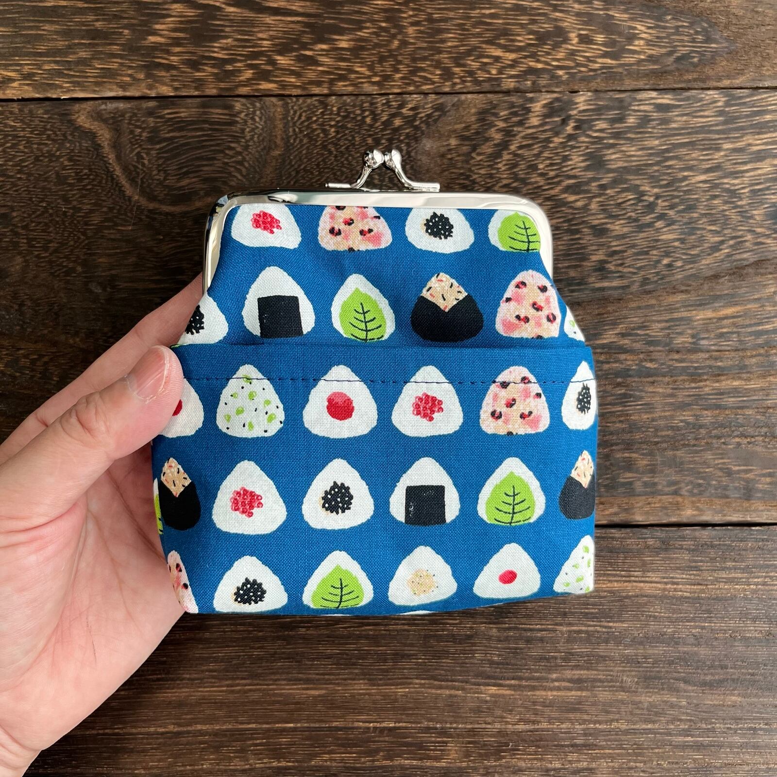 ハンドメイド おにぎりポーチ トラベル柴犬柄 ハンドメイド おにぎりポーチ トラベル柴犬柄 和柄 スケア プリント