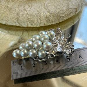 ヴィンテージ  シルバー系あこや真珠たわわ葡萄のブローチ