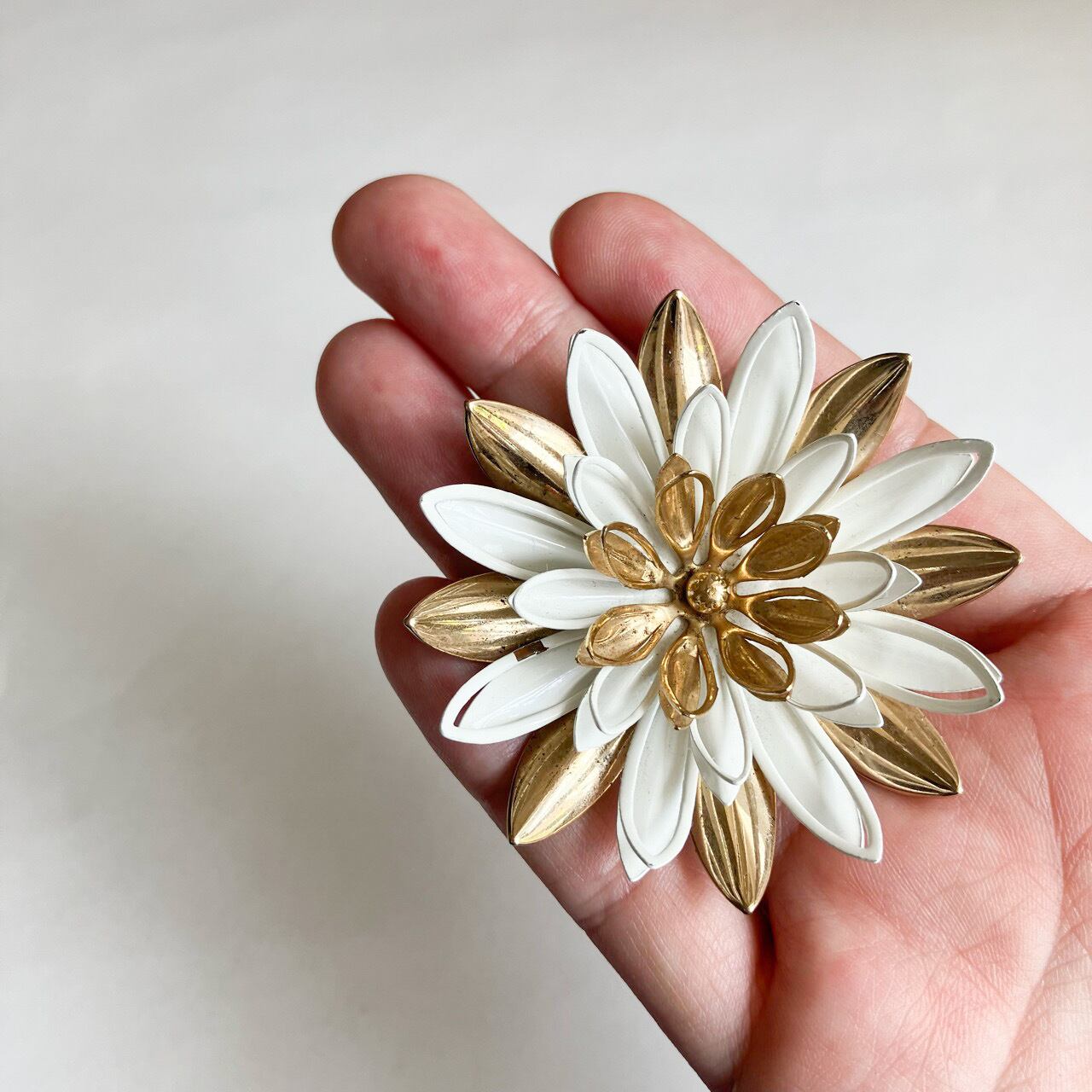 Sarah Coventry” Water Lily brooch[b-412]ヴィンテージブローチ | LEO