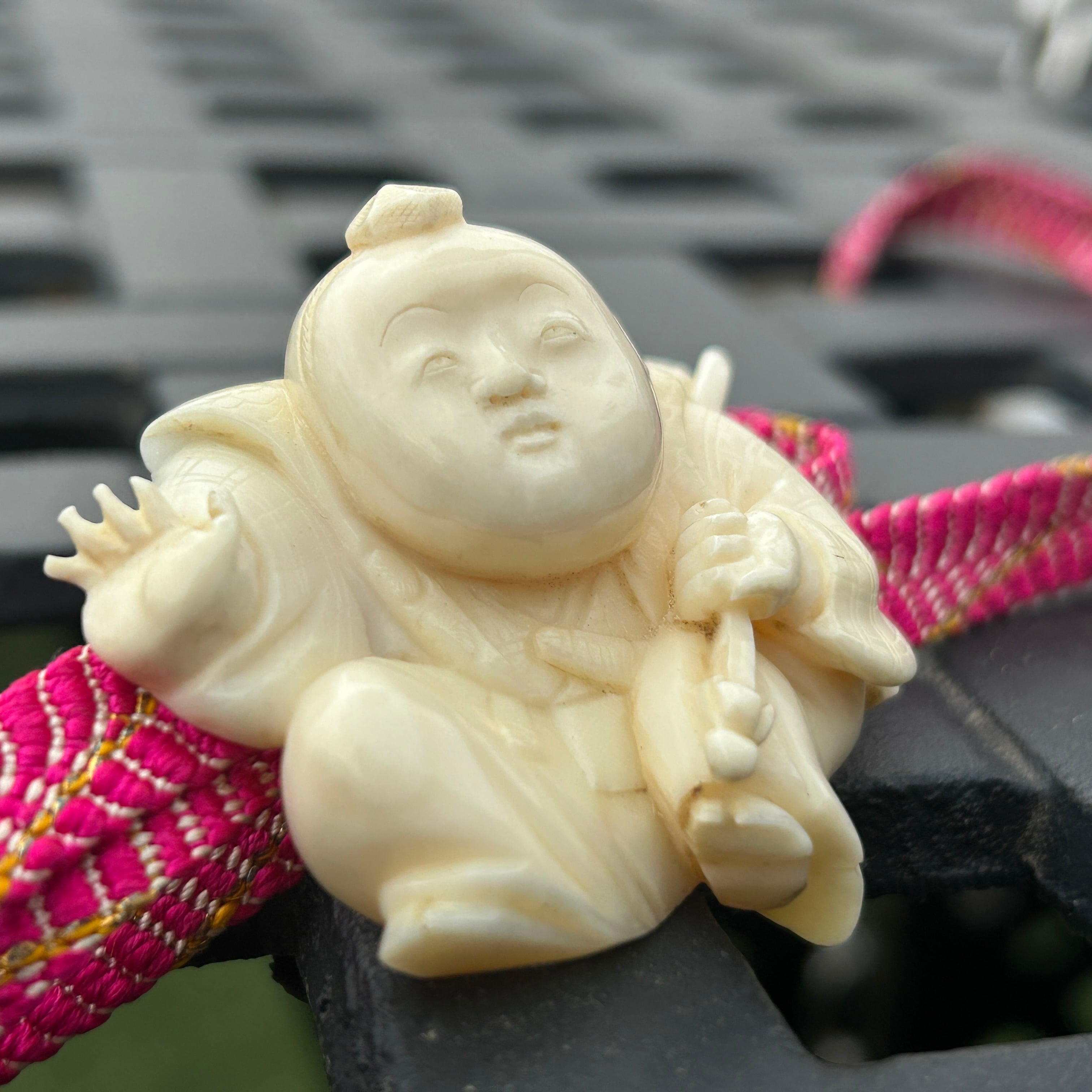 アンティーク　マッコウ鯨歯　なんだか福々しい中間の帯留め