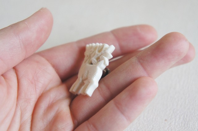 鹿骨彫刻のタックピン Light 森の鹿 Deer Bone Hai 鹿骨彫刻のタックピン Light 森の鹿 Deer Bone Hai