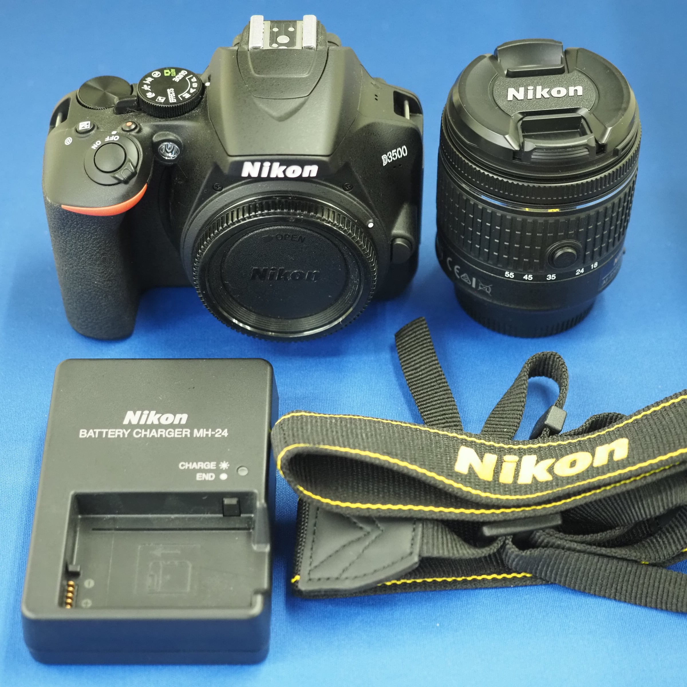 【中古品】NIKON(ニコン)D3500 18-55VR レンズキット ショット数 約100ショット以下