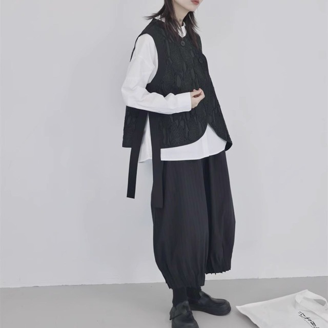 Buttoned textured sleeveless vest C1011