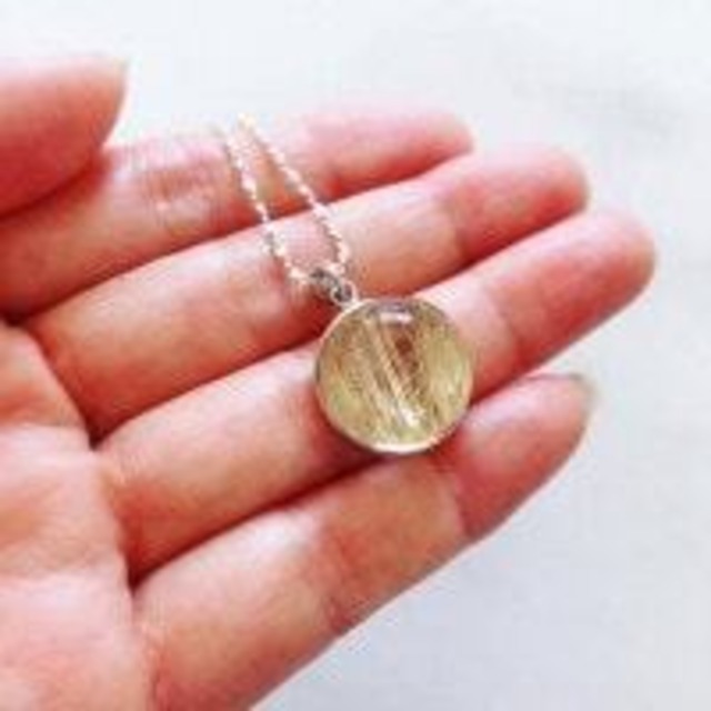 【ノートルダム大聖堂にてアチューメント】【超美石】ルチルクォーツ　ペンダント（チェーンつき）2280