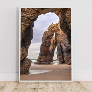 スペイン、ガリシアのビーチ / アートポスター 風景写真 インテリア 2L〜 岩 自然 穴 アーチ 海 浜辺