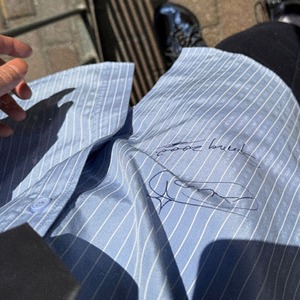 ピンストライプ落書きエンブレムライトブルーシャツ　1118