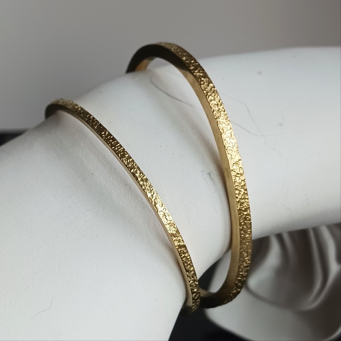 3㎜幅】夕焼けに染まる水面（みなも）槌目 真鍮バングル | AGRACE