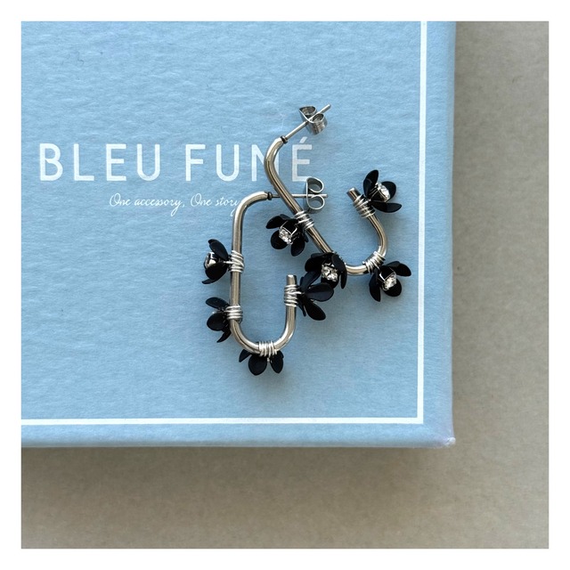 Black Mini Flowers Hoop Pierce
