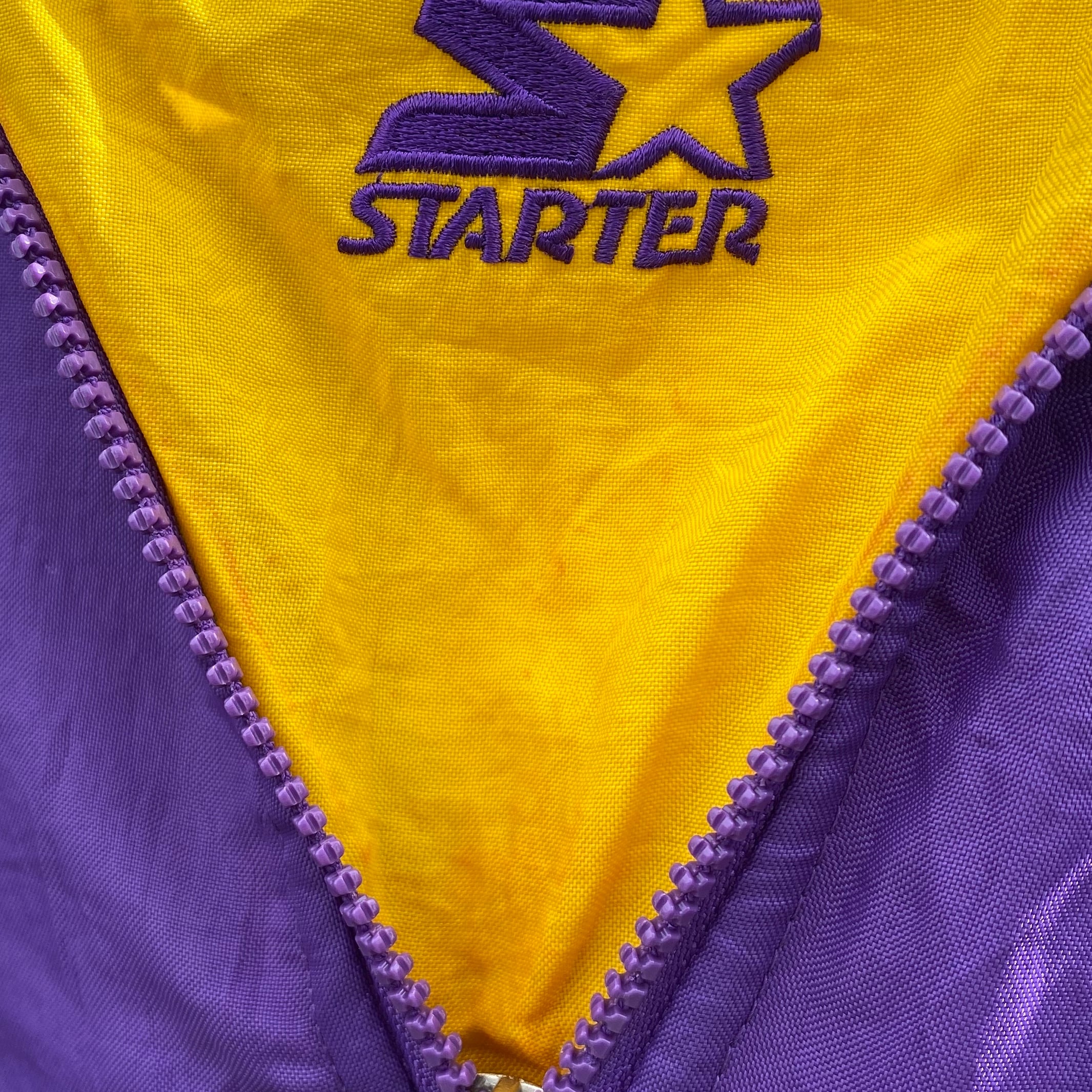 90年代 ビンテージ STARTER スターター 中綿 ナイロンプルオーバージャケット Minnesota State Mavericksロゴ 刺繍  ワッペン 裾ジップ パープル×イエロー 紫色 黄色 メンズXL 90s ヴィンテージ 古着 【ナイロンジャケット】 | cave