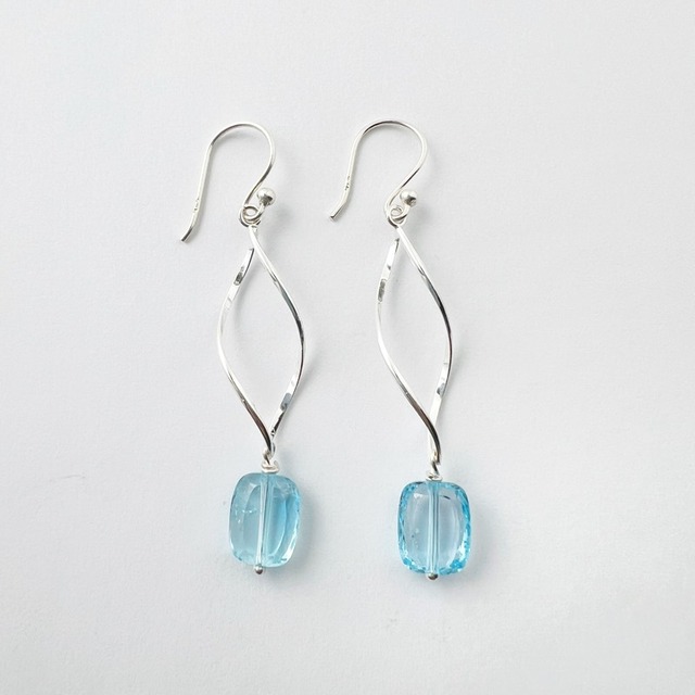 【ラスト1！！】ブルートパーズ 流線フックピアス