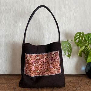 泥染め漆黒ショルダーバッグ 緻密な白刺繍5 白花火　28x22x6cm シピボ族の泥染め