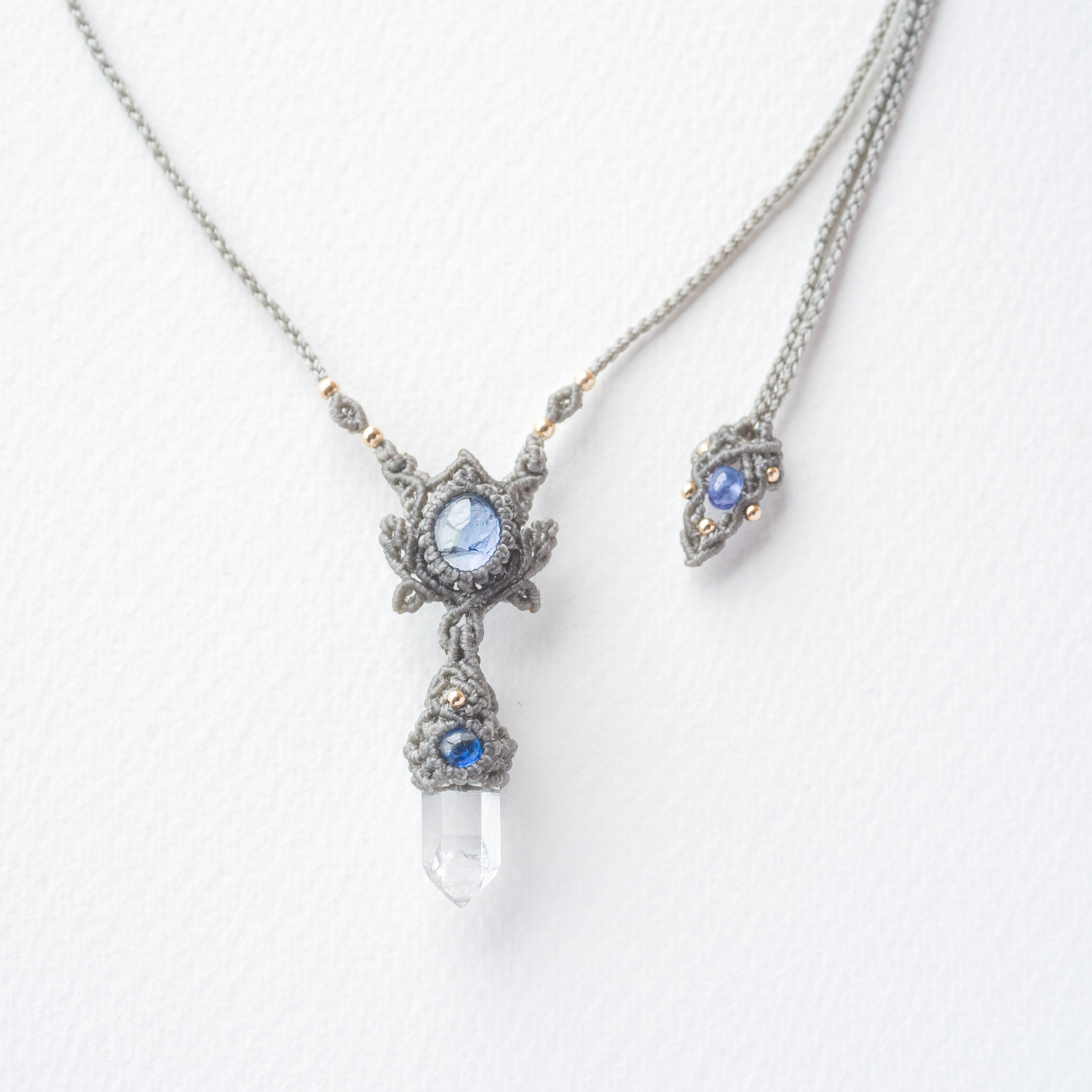 タンザナイトとカイヤナイトのマクラメ編み 天然石ネックレス タンザナイトとカイヤナイトのマクラメ編み 天然石ネックレス