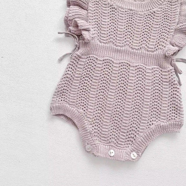 【取寄】フリルとリボンにキュンとくるニットロンパース