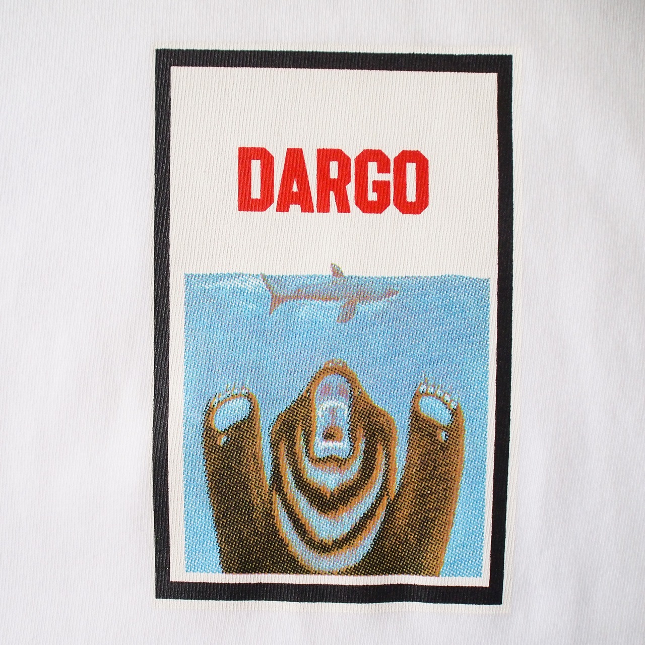 【DARGO】"SHARK vs BEAR" 8onz Organic Cotton T-shirt（2color）