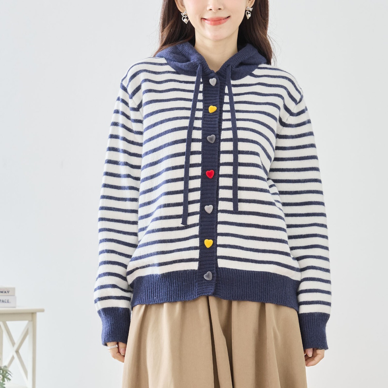 【SALE 40%OFF 4/14 10:00まで】reve bleu カラフルハート型釦 ニットフーディーカーディガン【M~L】ネイビー
