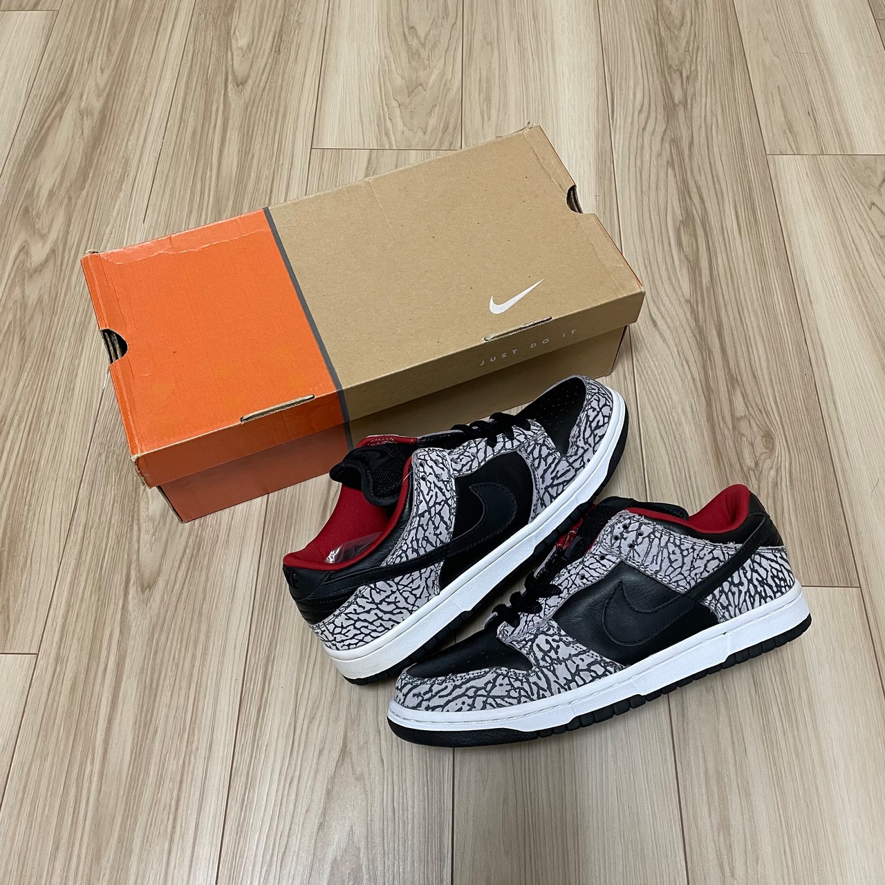 × SUPERME SB DUNK LOW BLACK CEMENT 304292-131