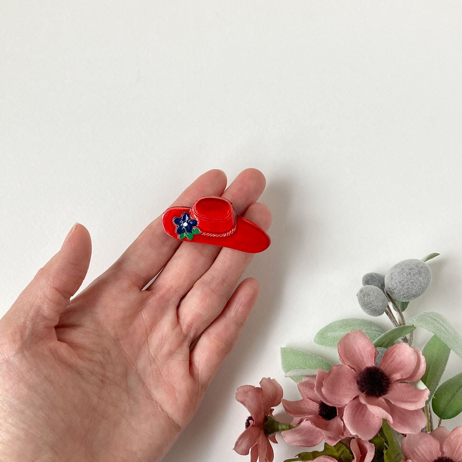 お花のついた赤いハットのヴィンテージブローチ | Dua-アクセサリー