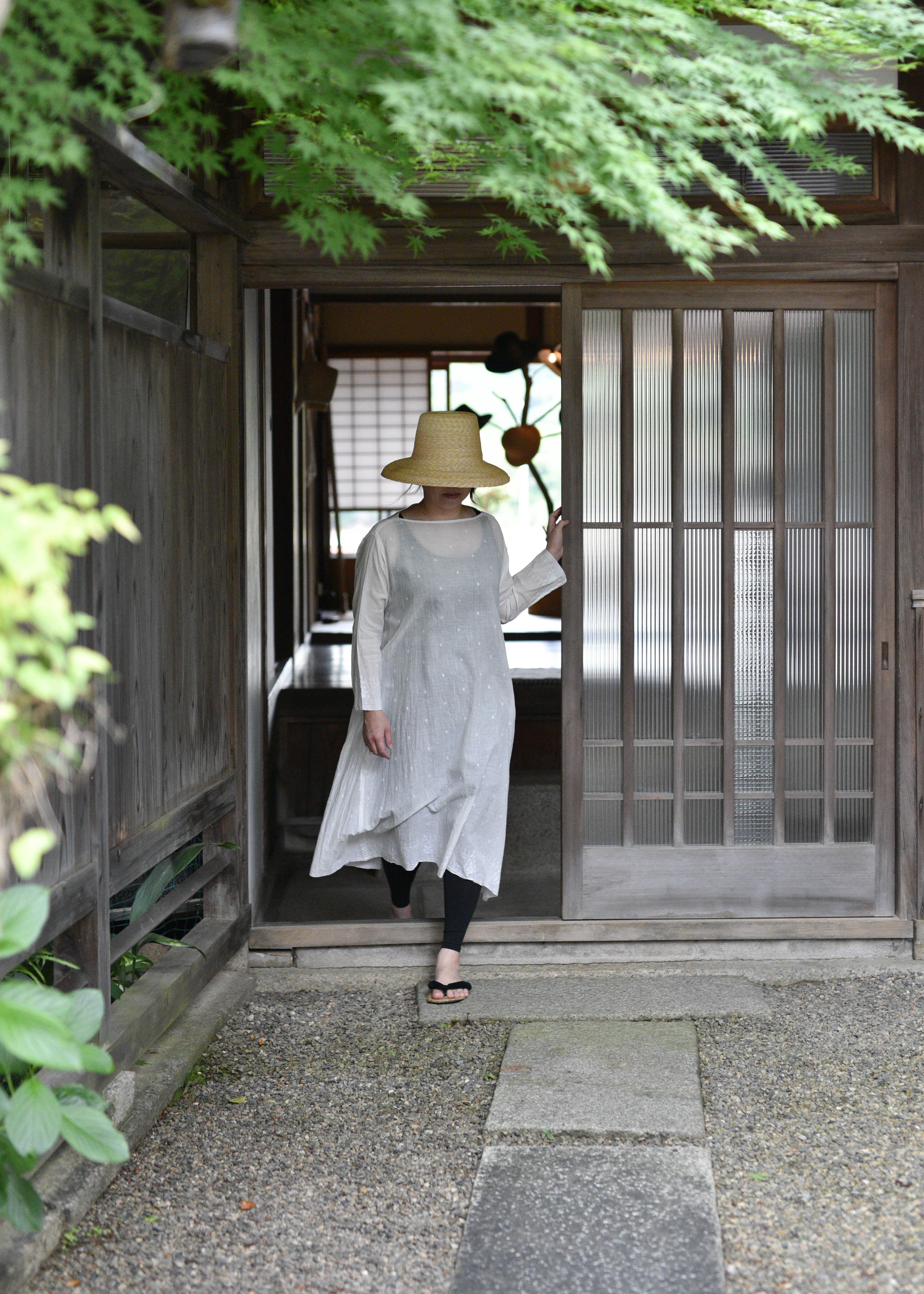 YAECA khadi｜ラップギャザードレス　ナチュラル　Mサイズ YAECA khadi ｜ラップギャザードレス 琉球藍 | 御茶屋跡