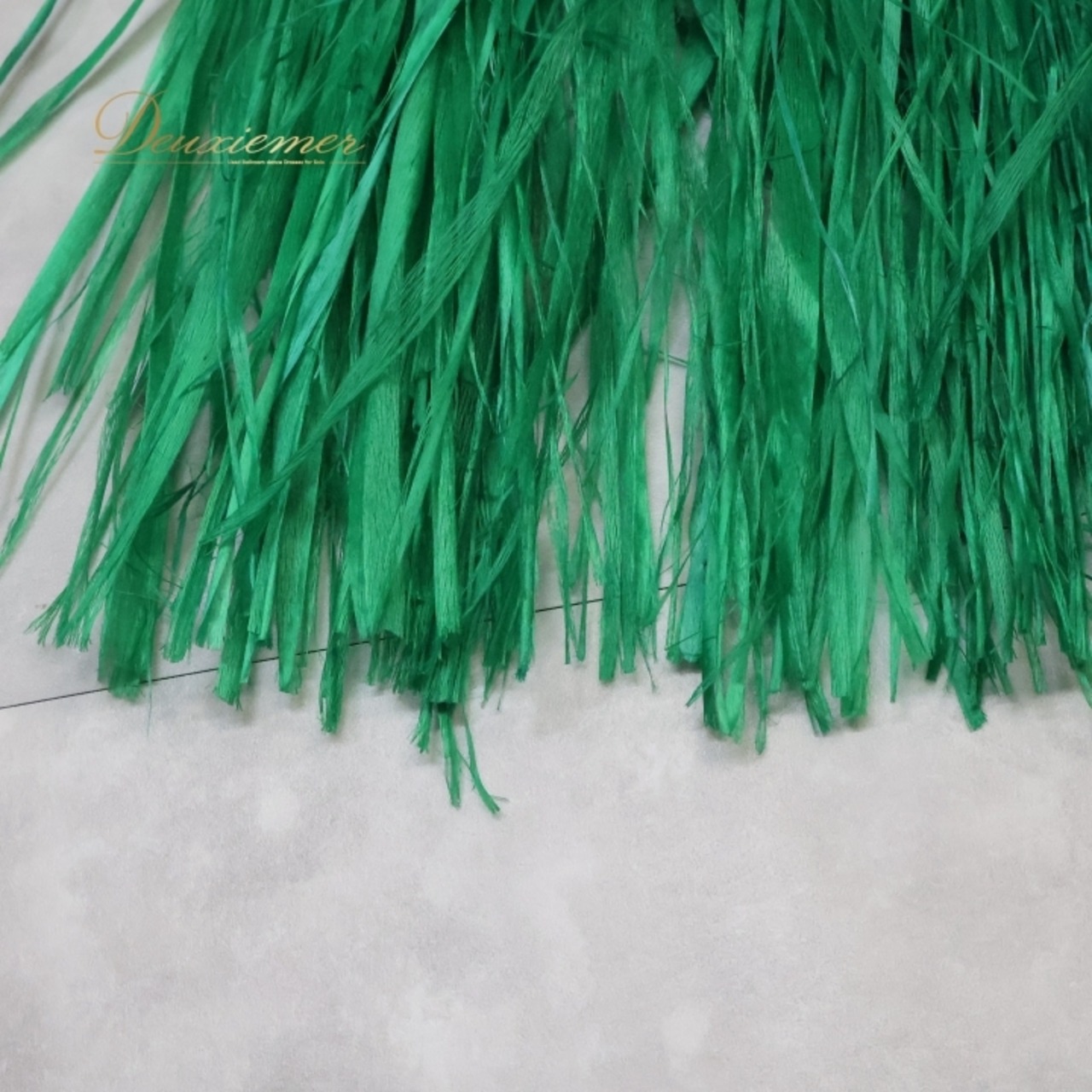 フラダンス 衣装 モレ グリーン系 腰みの ショート丈 スカート タヒチアン ケース付き 鮮やか 華やか 紐 緑 ハワイアン アロハ フラ ダンス レッスン 練習 モレスカート おしゃれ ボリューム感あり お楽しみ会 パーティー ダンス衣装 コスチューム