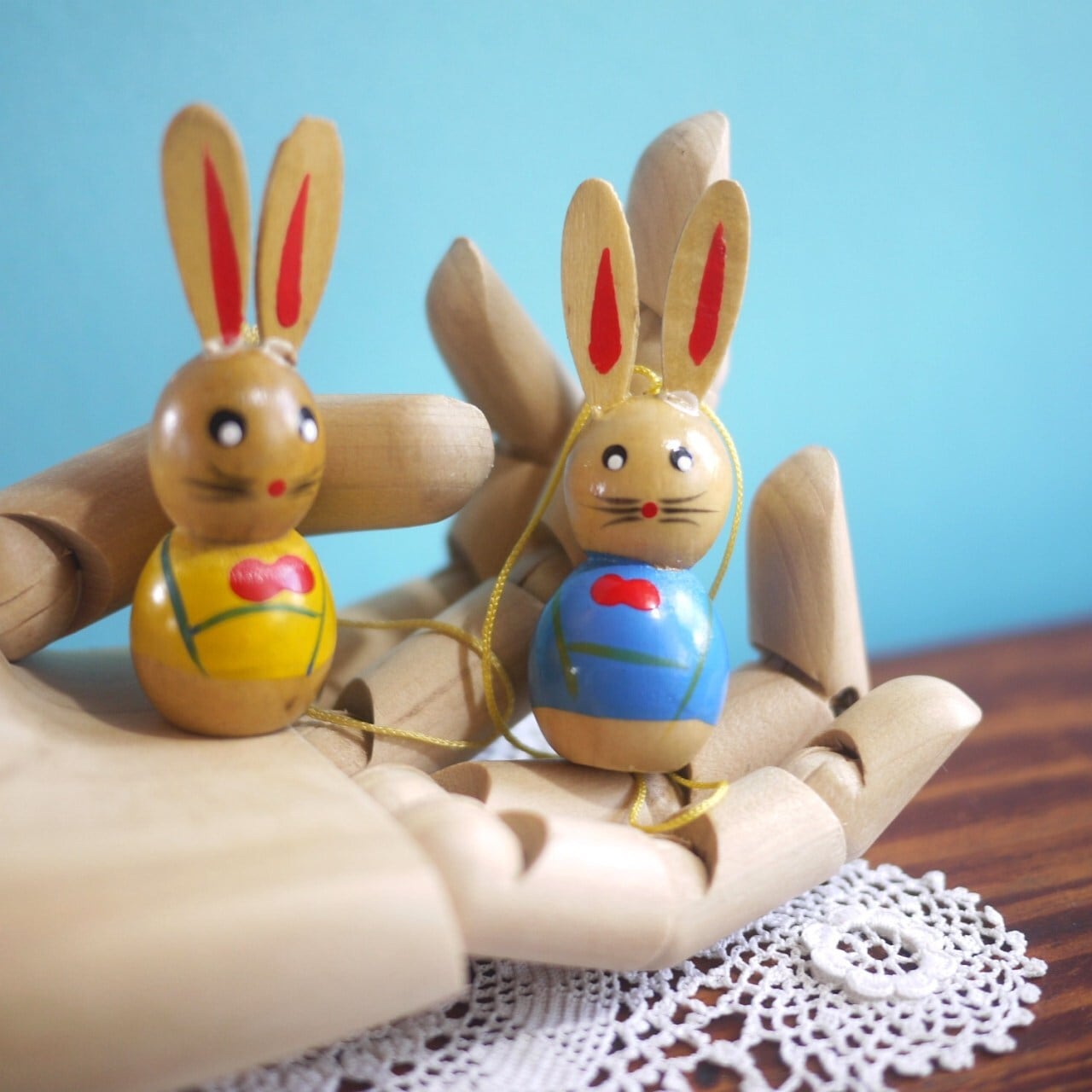木製イースターオーナメント2P 黄と青のうさぎ エルツ ドイツ