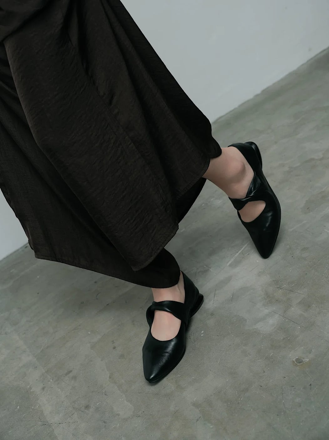 yuko imanishi + アシンメトリー ブラック パンプス 36 極美品 yuko Imanishi + スクリューデザインフラットパンプス | COTERIE