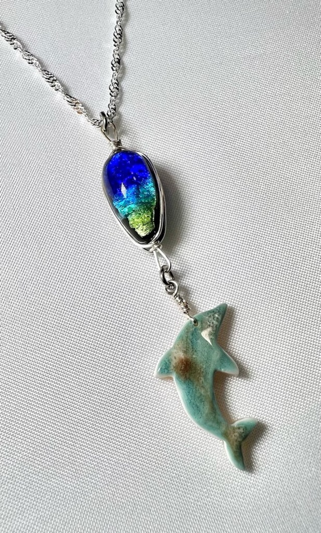 夜光貝削り出し『ドルフィン』と琉球ホタルガラス（ケラマブルー雫　蓄光タイプ）ネックレス
