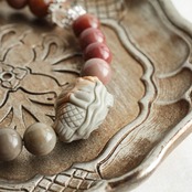 アラシャン瑪瑙　人魚彫刻ブレスレット– 夕暮れ色に包まれた海の記憶 　アラシャン瑪瑙　彫刻ビーズ　人魚モチーフ　くすみカラー　天然石　ブレスレット