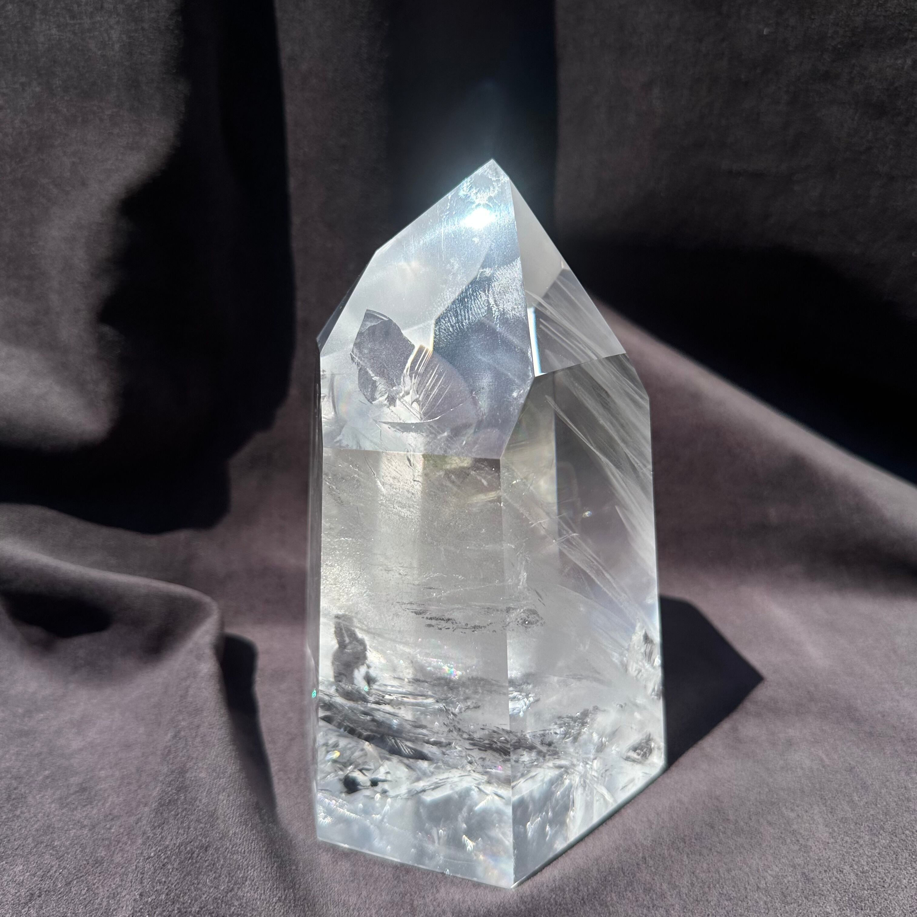 【レムリアン水晶】水晶 ポイント タワー 虹入り ブラジル産 1.9kg 虹色の蝶が羽ばたく【レムリアン水晶】水晶 ポイント タワー 虹