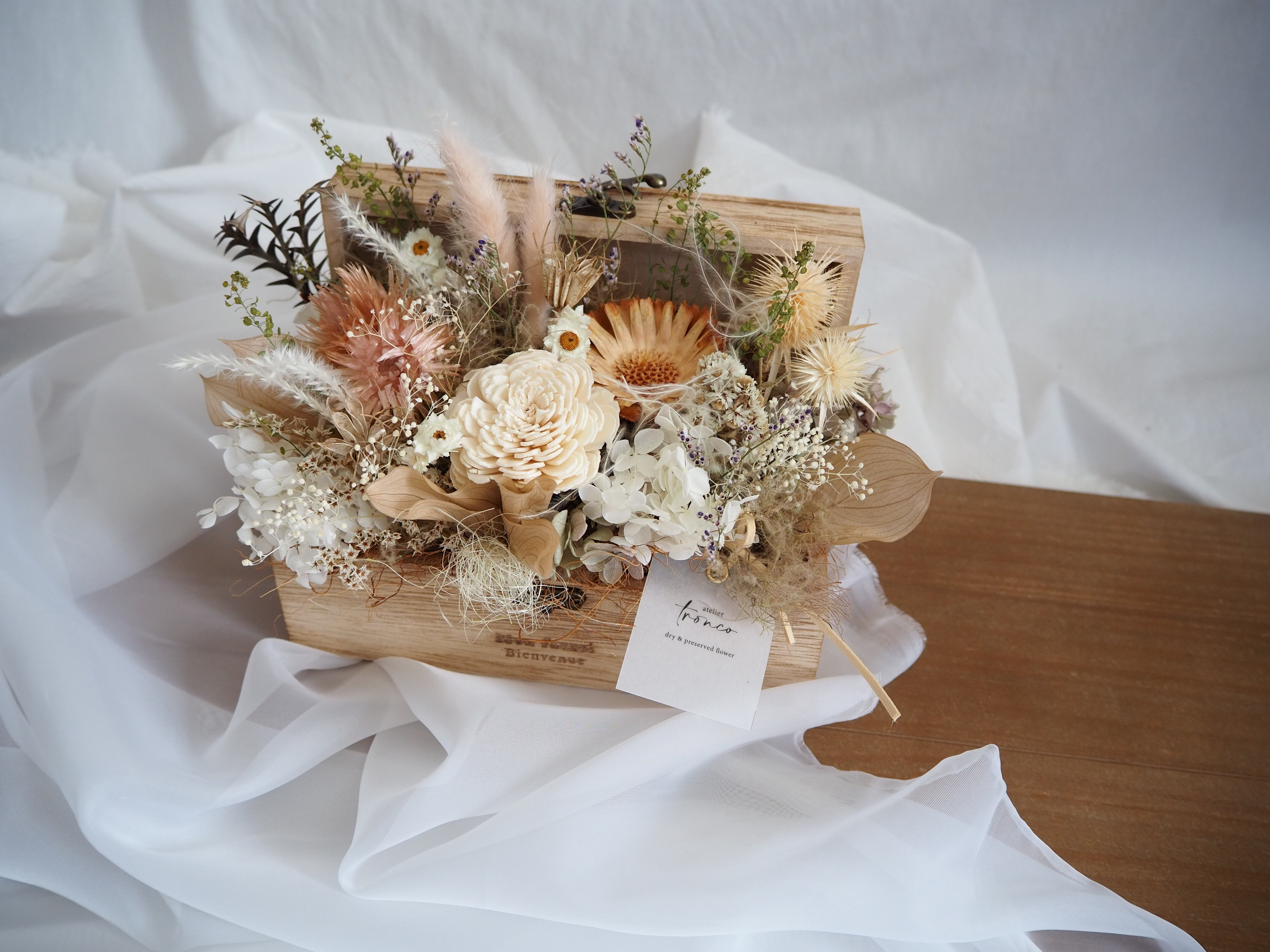アンニュイ ラテカラーなドライフラワーアレンジ box arrangement