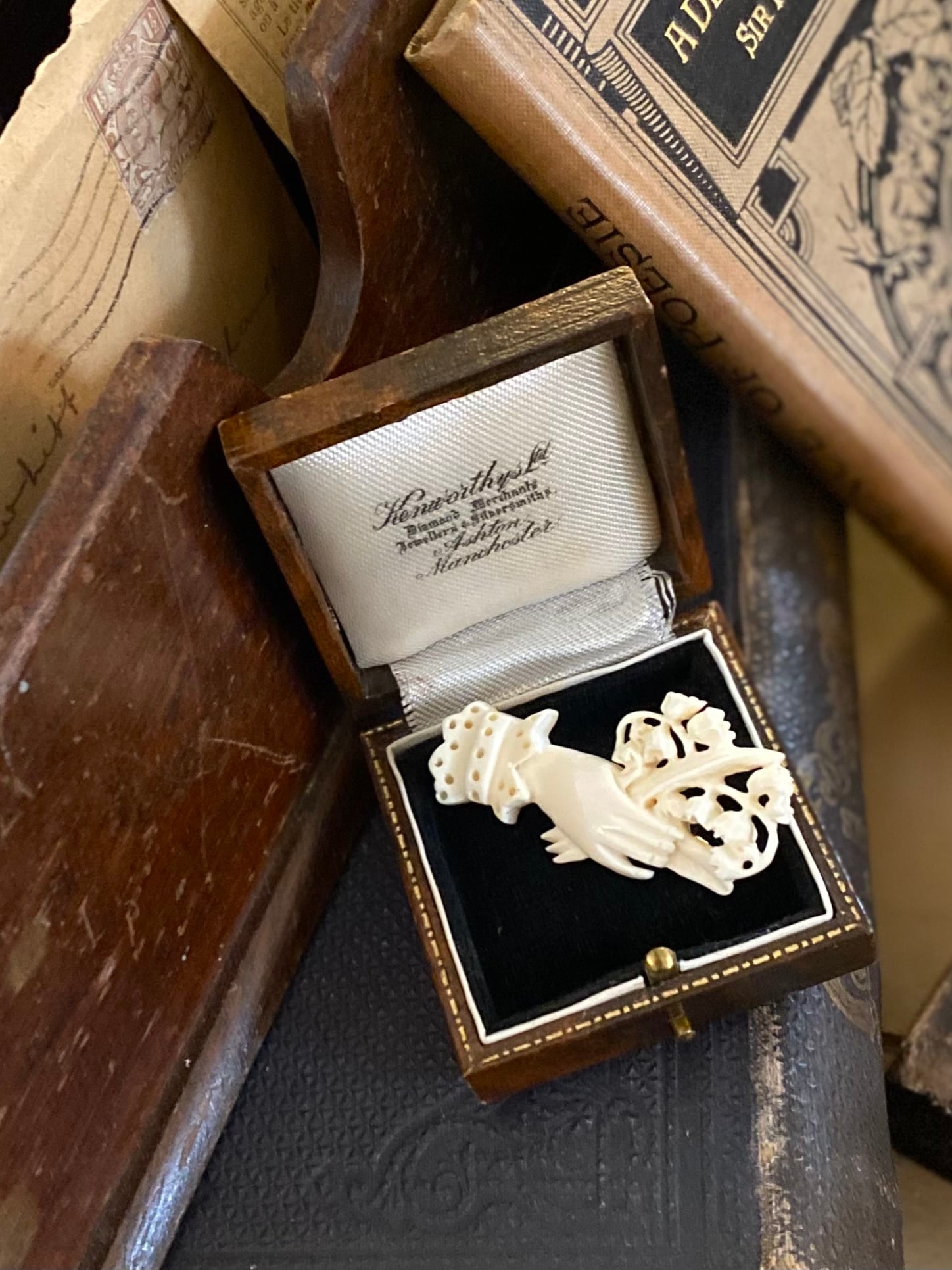 ボーン製スズランハンドモチーフブローチ