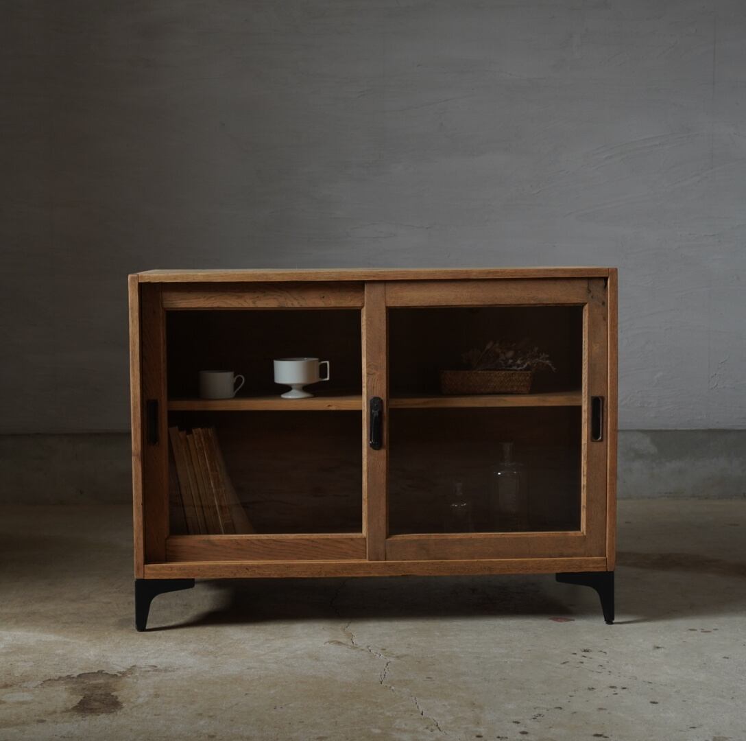 アイアン脚のキャビネット