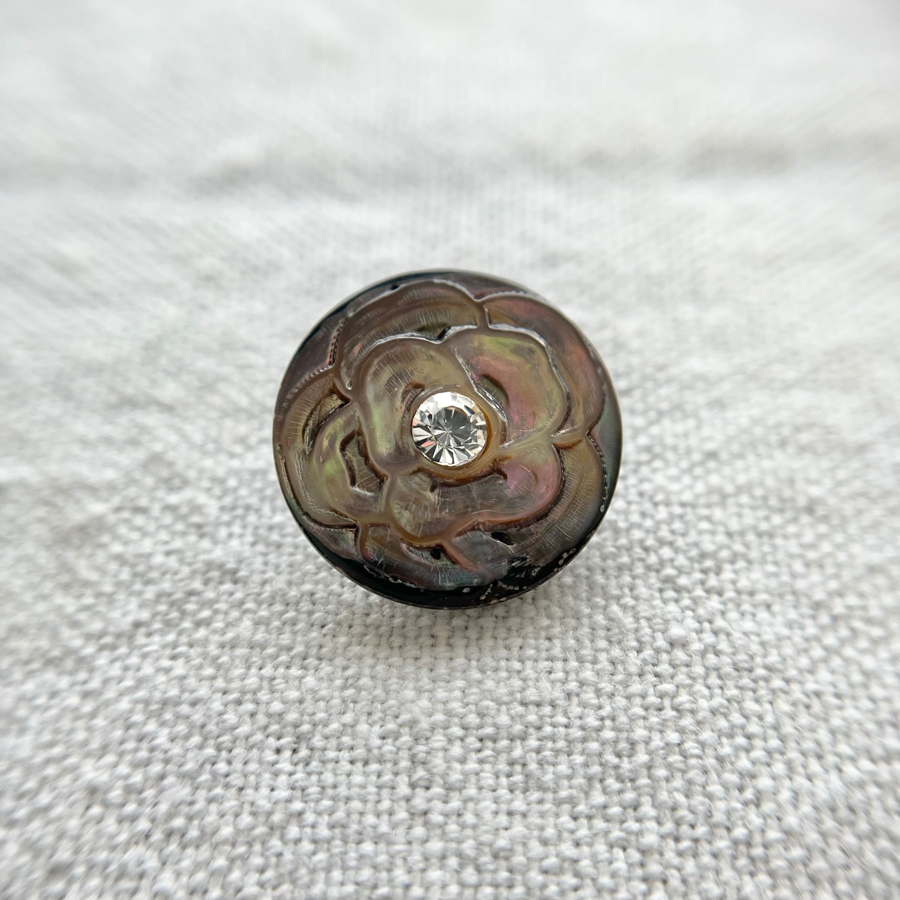 1粒ラインストーン×カービングフラワー(茶蝶貝) 18㎜