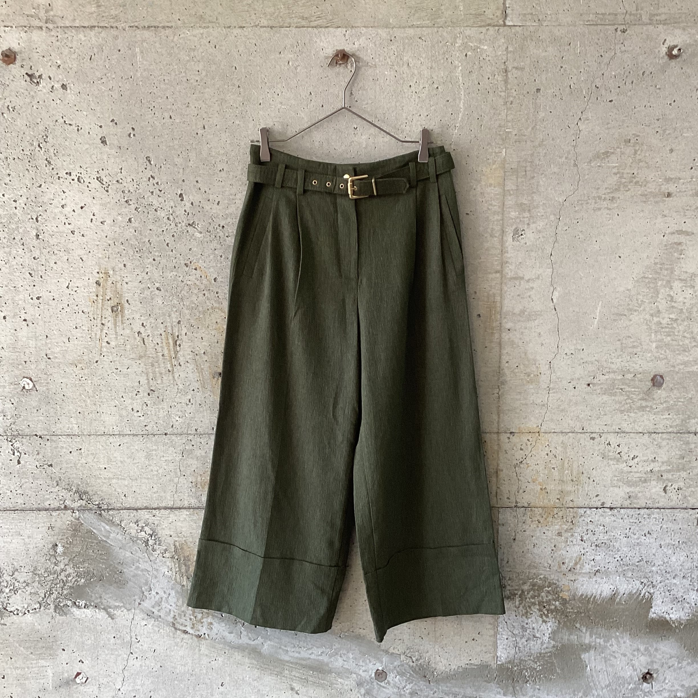 Wide-leg pants with a wide cuff