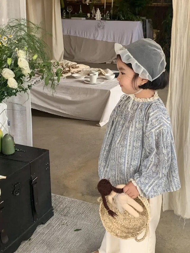 【取寄】爽やかブルーでセンス光るコーデに決まる花柄ブラウス