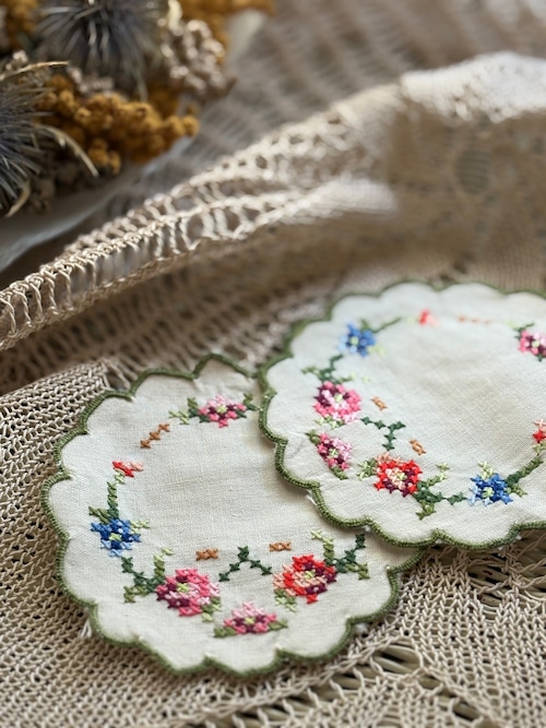 フランス Vintage ヴィンテージ 小花の刺繍の小さなドイリー クロスステッチ 敷物 ハンドメイド素材 インテリア小物 カットワーク