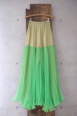grass dance pleats pants.﻿
