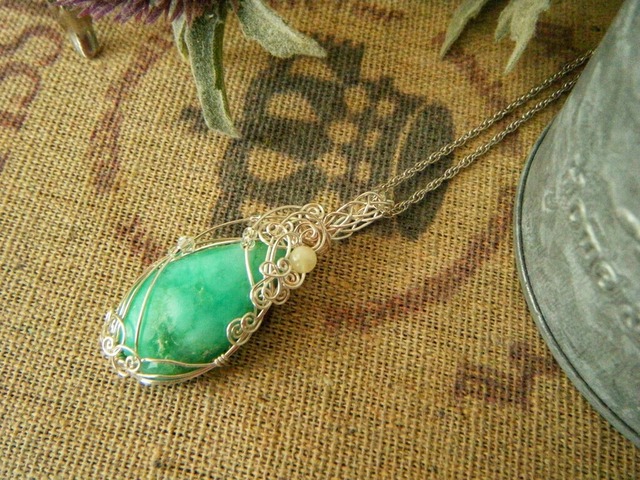 軽やかクリソプレーズのワイヤーペンダント