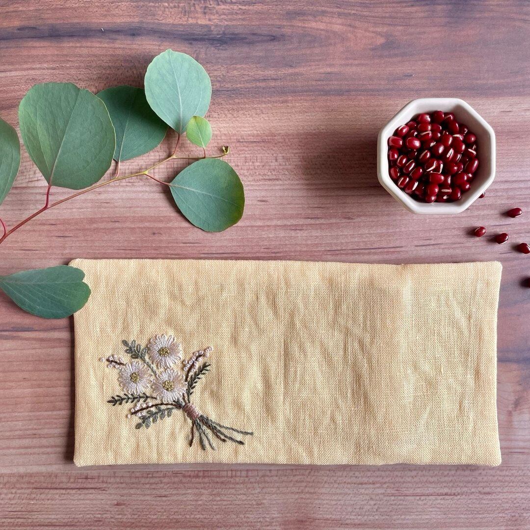 心ほぐれる＊花刺繍の温熱あずきアイピロー（イエロー） | 花と糸と。