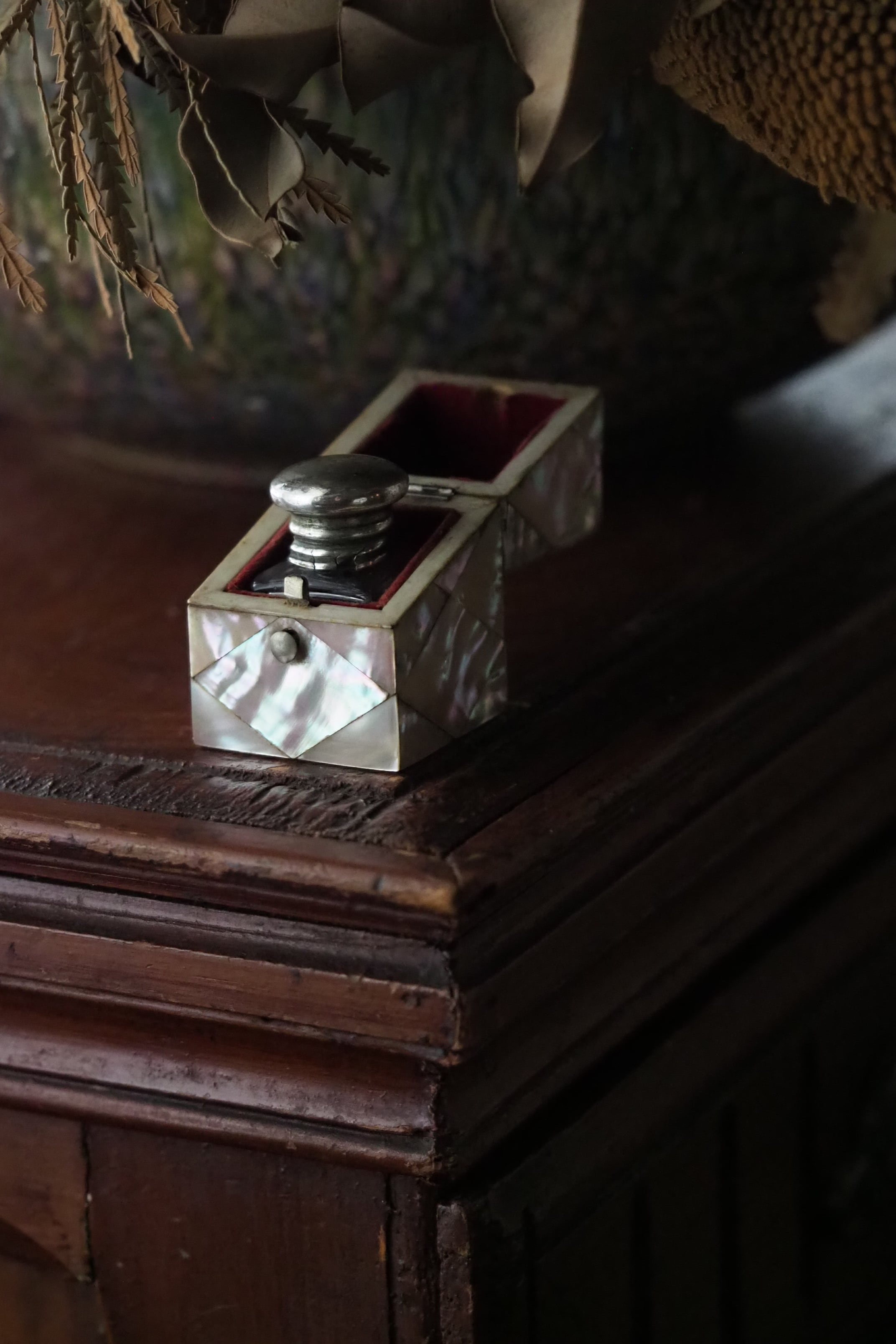 香水瓶が入ったマザーオブパールの小箱-antique shell box in perfume