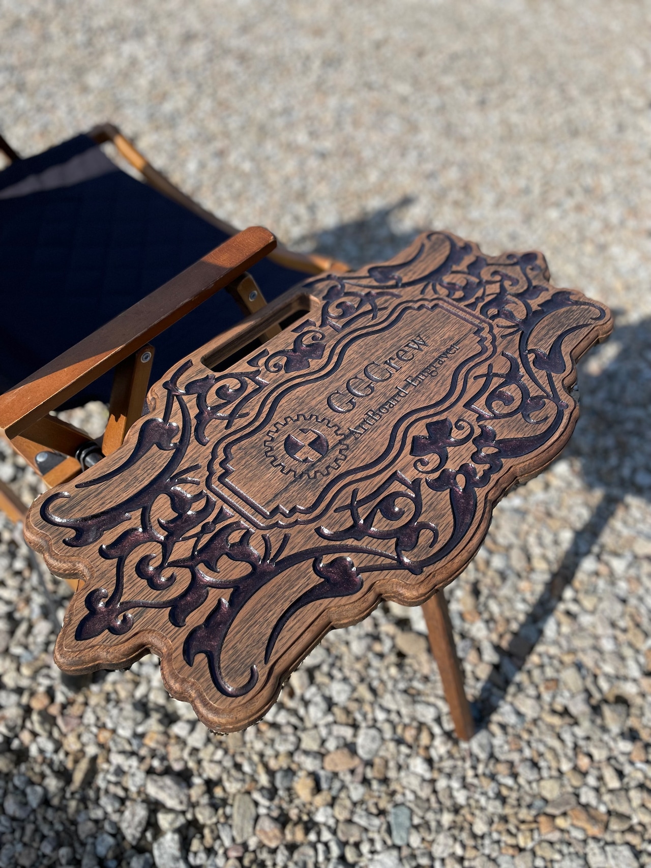 ヴィンテージ風彫刻テーブル（ダークレッドパープル）