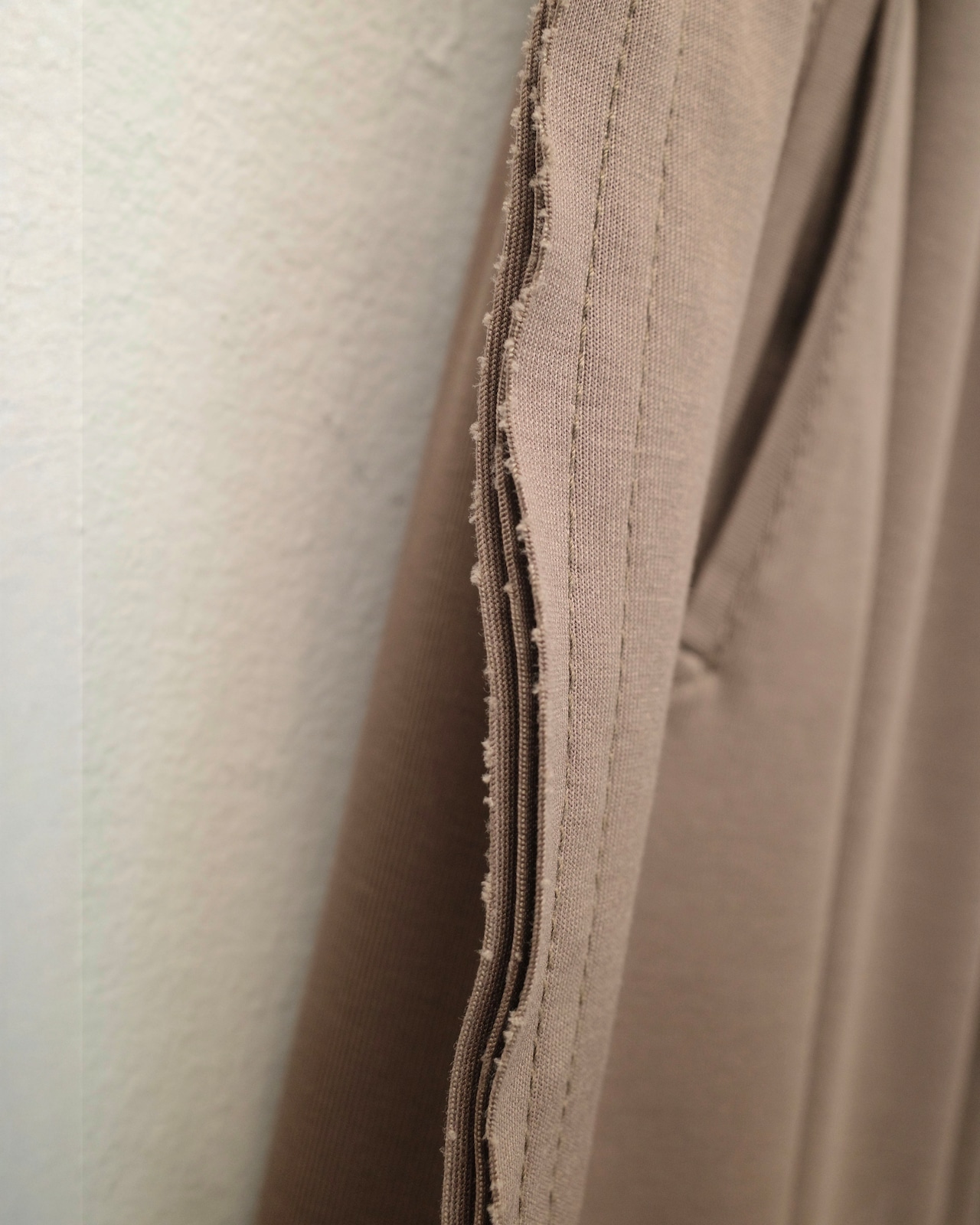 i’m here - “SLIT” Pants ：Brown｜スーピマリブ／カットオフ／南京玉縁