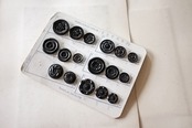 フランス 1900s 幾何学の黒花とgalalithe製ボタンの見本シート アンティーク