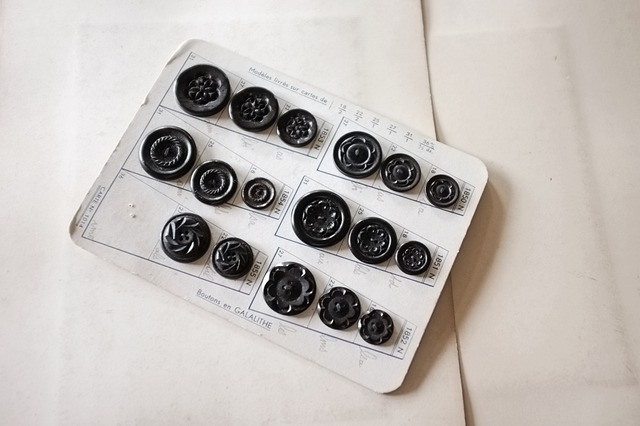 フランス 1900s 幾何学の黒花とgalalithe製ボタンの見本シート アンティーク