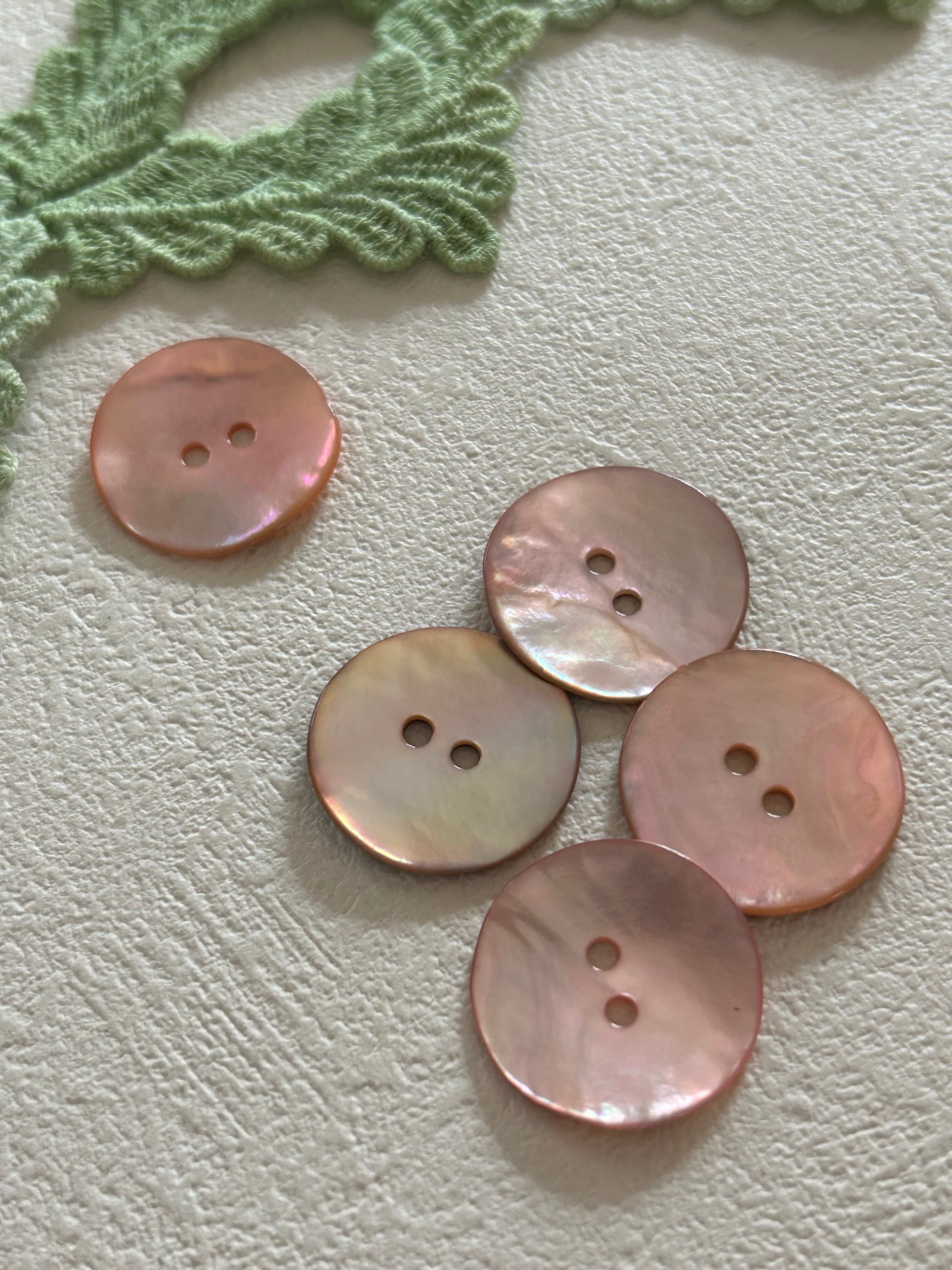 フランス 輸入デザインボタン ピンクの貝ボタン シェル 22mm前後 アクセサリーパーツ デコレーション材