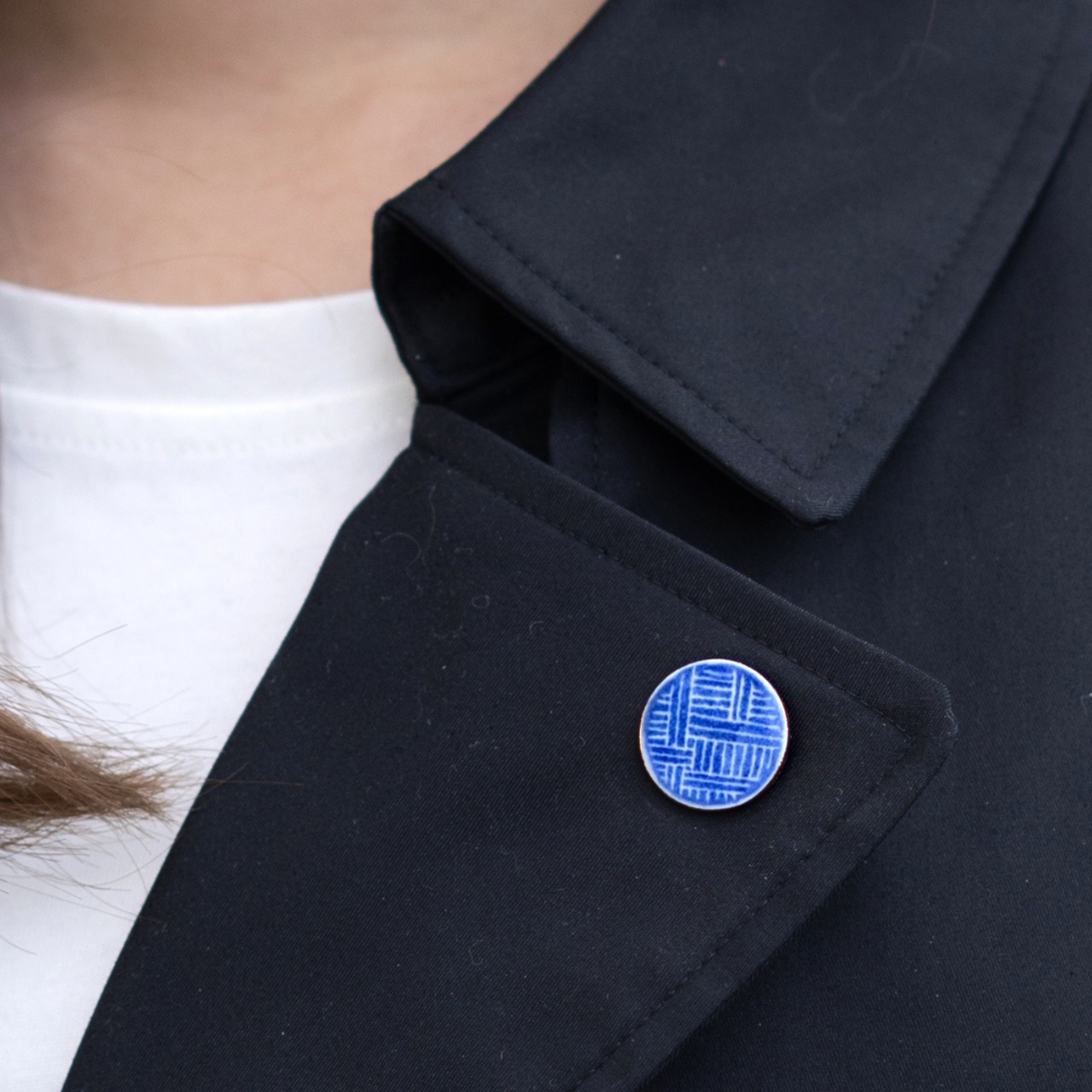 手描きの丸いタイル　ピンバッチ