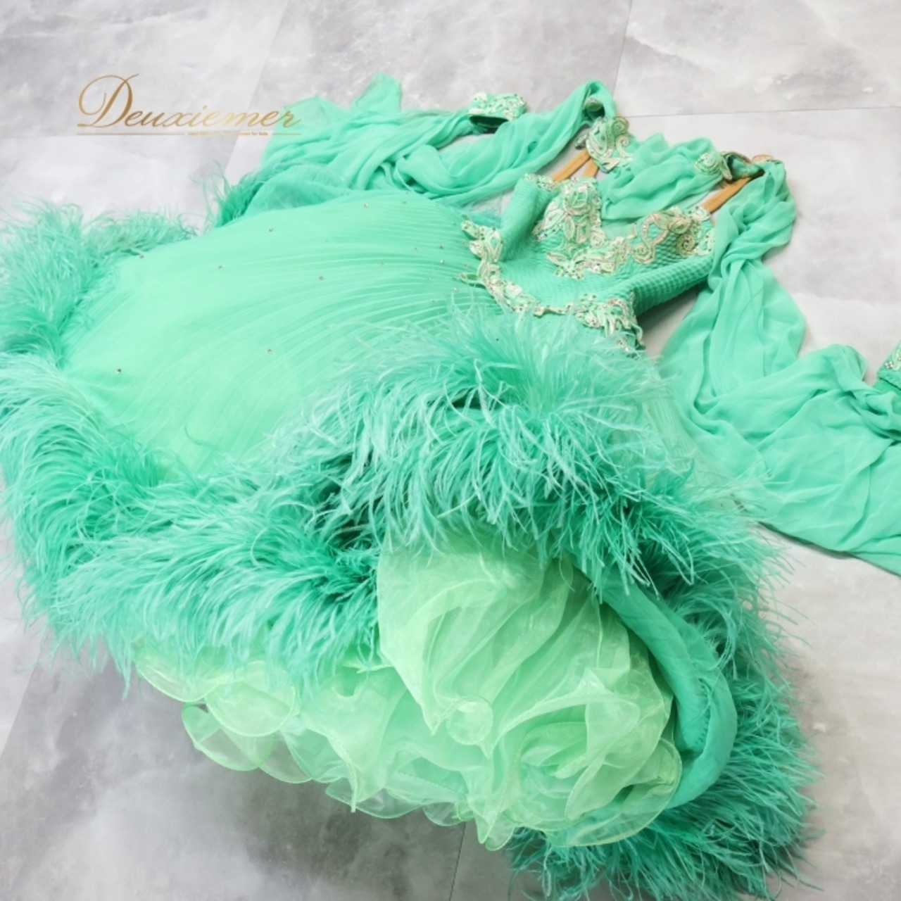 社交ダンス 衣装 スタンダードドレス ワンピース ドレス スタンダード ファー フリル エメラルドグリーン フロート レース ボリューム デモ 競技 ダンス パーティ lovely dancing 迫力 豪華 グリーン系 豪華なデザイン 大きなフロート ドレス ボリューム感 競技用衣装 パーティドレス フェミニン ステージ衣装 おしゃれ レディース ドレスアップ デモ用