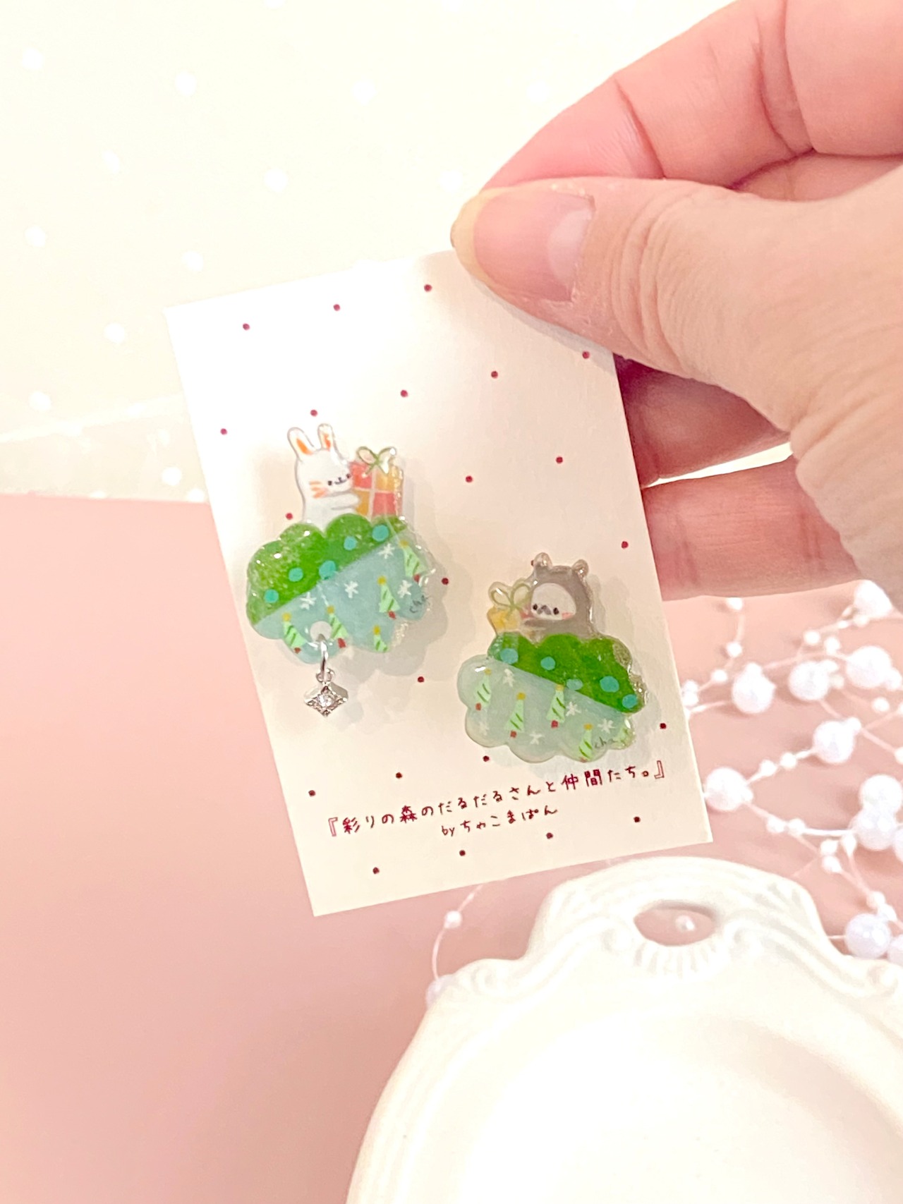 ブローチ『うさぎちゃんとプレゼント交換』グリーン